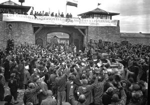 "Los españoles antifascistas saludan a las fuerzas liberadoras" dice la enorme pancarta escrita en español, inglés y ruso que se colocó sobre la portada del campo central. Fue desplegada a la llegada de las tropas americanas el 5 de mayo de 1945.