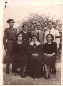 Manuel Hernández, su mujer y sus hijos, en 1954. De izquierda a derecha, de pie, Manolo (guardia civil), Maruja, él y Pepín. Sentados, su esposa Pilar,Pilar (monja) y Guadalupe. 