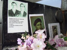 Fotografía de los hermanos González León, colocada en mayo de 2005, en la parte exterior del horno crematorio de Gusen.